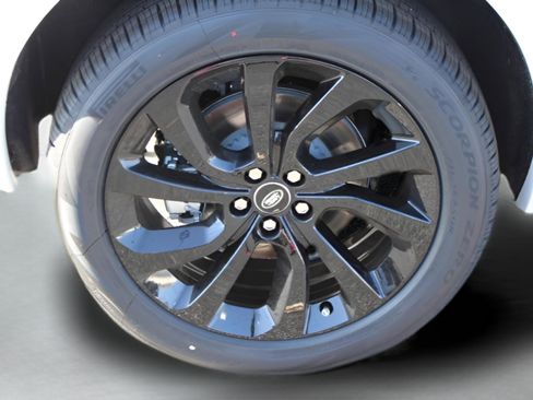 Used 2025 Land Rover Discovery Sport S image 8