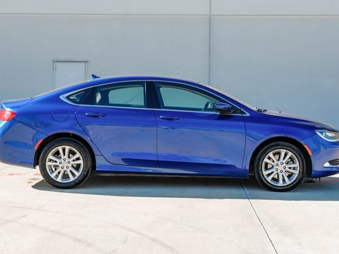 Used 2017 Chrysler 200 Limited Platinum image 2