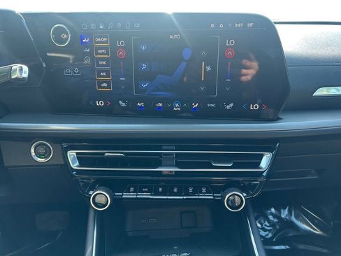 Used 2025 Chevrolet Traverse LT w/ Sun and Wheel Package AWD/4WD image 12