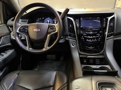 Used 2017 Cadillac Escalade Platinum AWD/4WD image 4