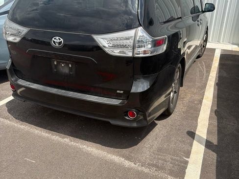 Used 2014 Toyota Sienna SE FWD image 3