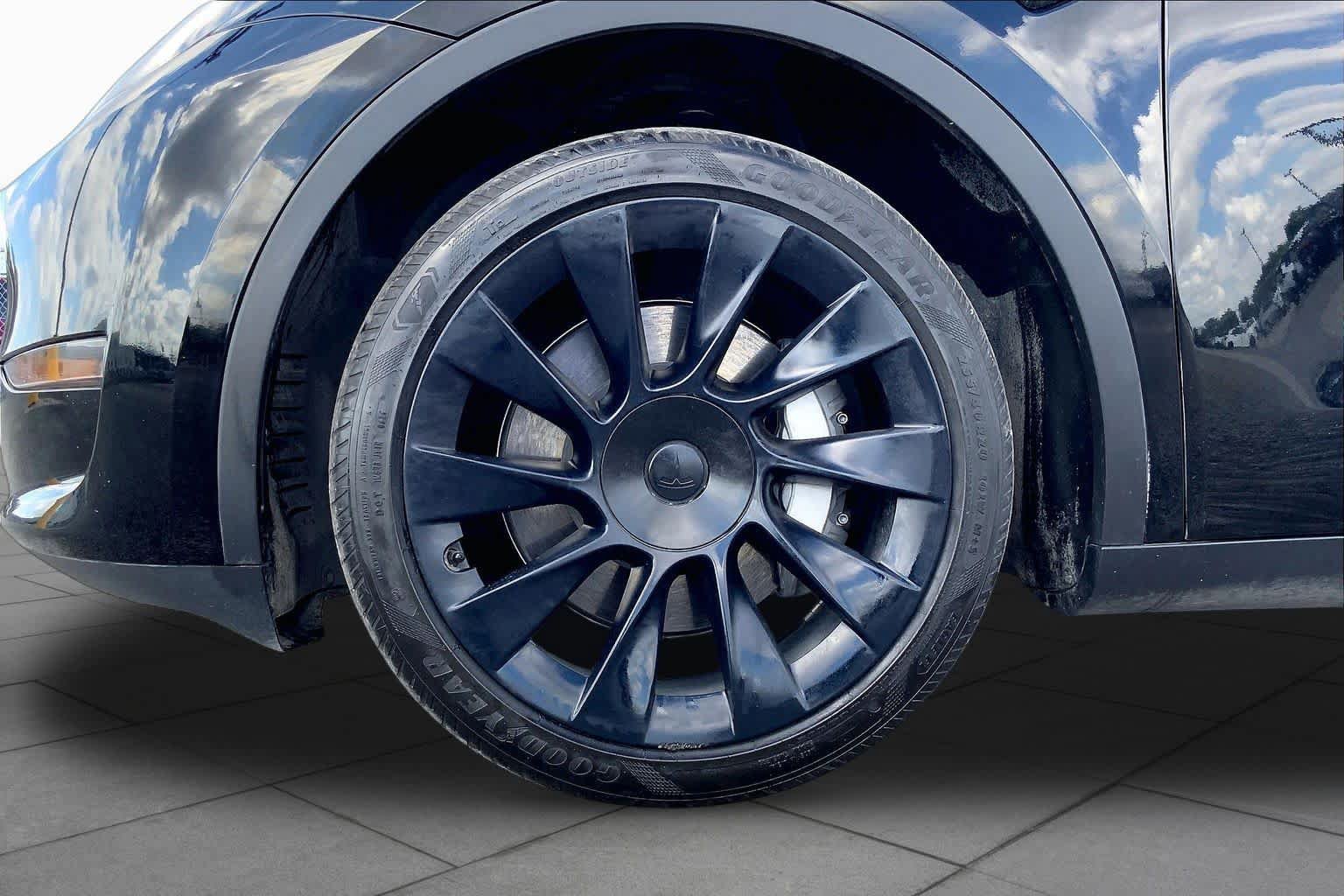 Used 2024 Tesla Model Y 2WD image 10