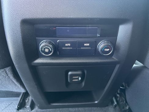 Used 2021 Chevrolet Traverse LT image 24