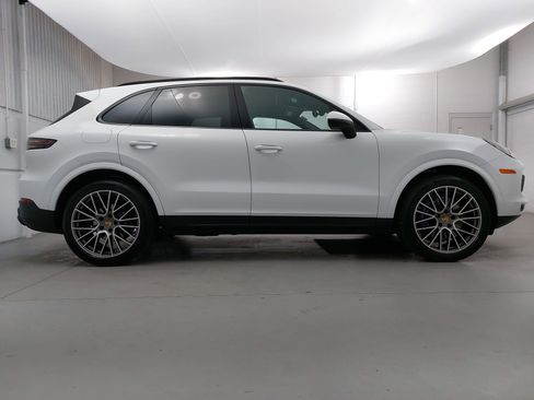 Certified 2023 Porsche Cayenne Platinum Edition image 8