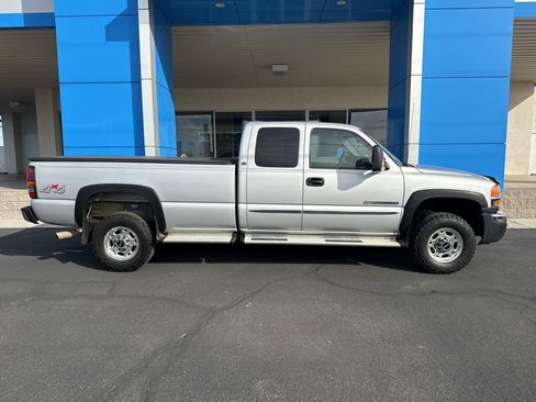 Used 2006 GMC Sierra 2500 SLE w/ Skid Plate Package image 2