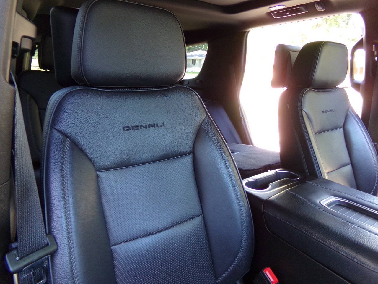 Used 2021 GMC Yukon Denali w/ Denali Ultimate Package AWD/4WD image 30
