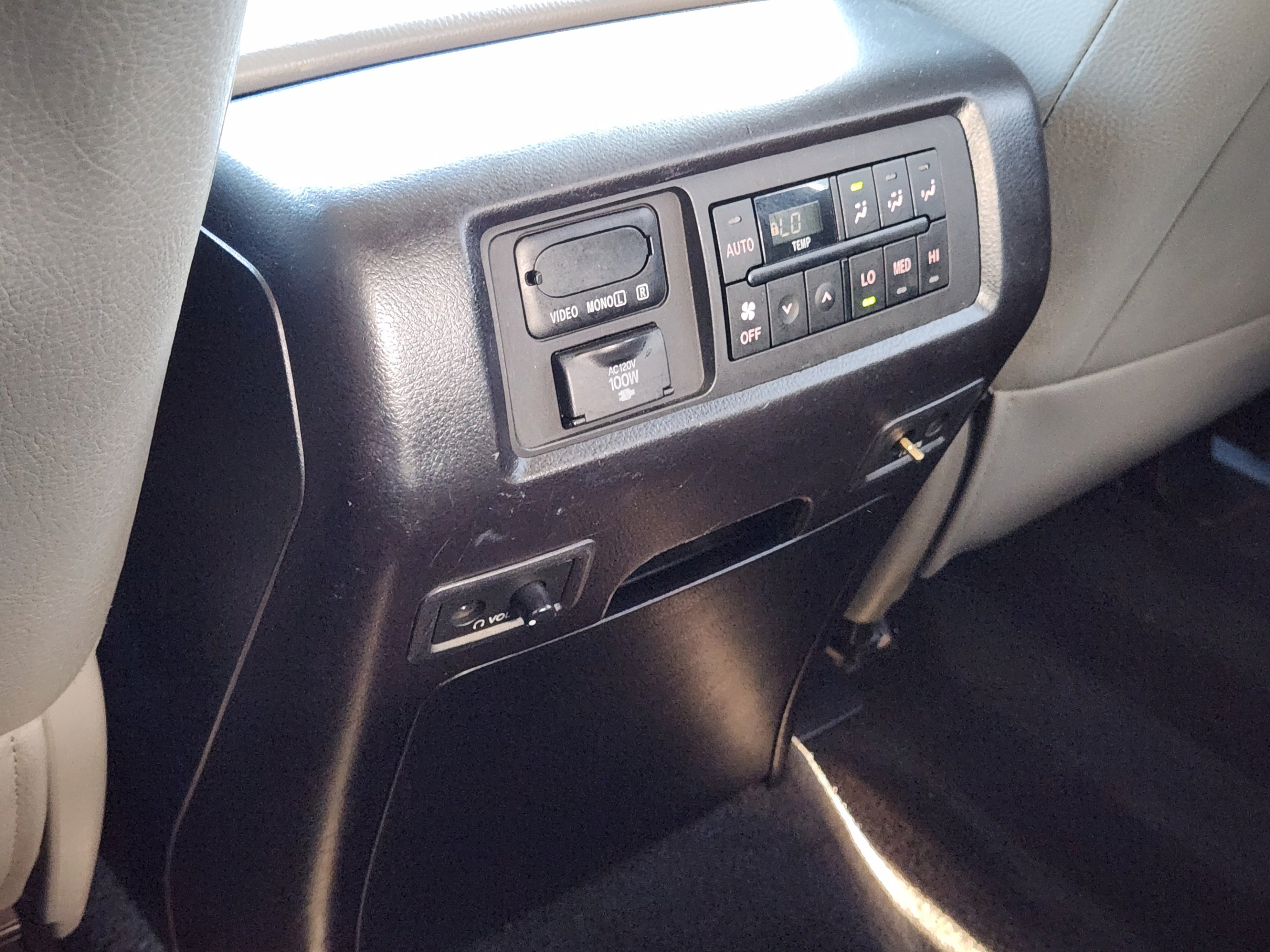 Used 2014 Toyota Sequoia Platinum RWD image 26