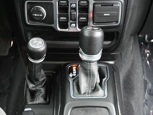 Used 2024 Jeep Wrangler Unlimited Sahara w/ Technology Group AWD/4WD image 19