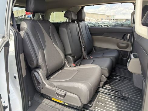 New 2026 Kia Carnival EX FWD image 22