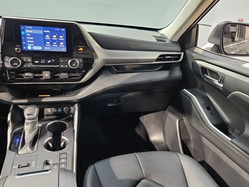 Certified 2024 Toyota Highlander XLE AWD/4WD image 11