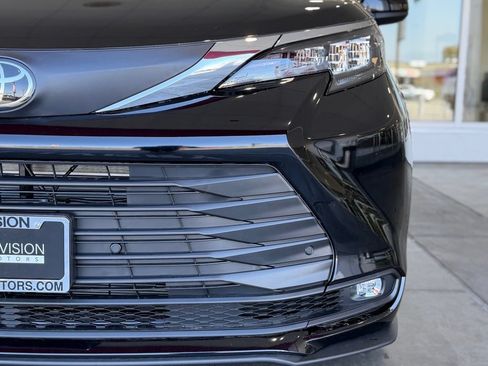 New 2026 Toyota Sienna XLE FWD image 5