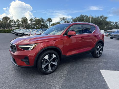 Used 2024 Volvo XC40 B5 Plus w/ Protection Package AWD/4WD image 7