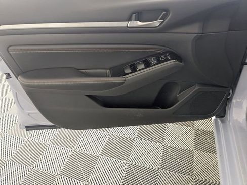 Used 2023 Nissan Altima 2.5 SR w/ SR Premium Package image 10