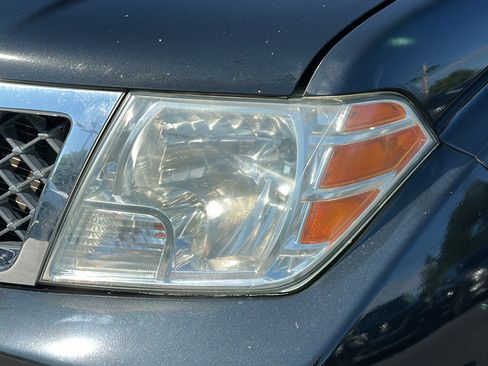 Used 2018 Nissan Frontier SV image 4