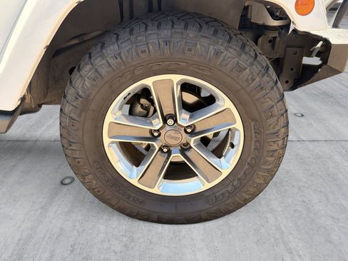 Used 2018 Jeep Wrangler Unlimited Sahara w/ Connectivity Group AWD/4WD image 9
