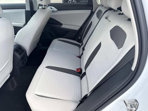 New 2025 Volkswagen Taos SE image 7