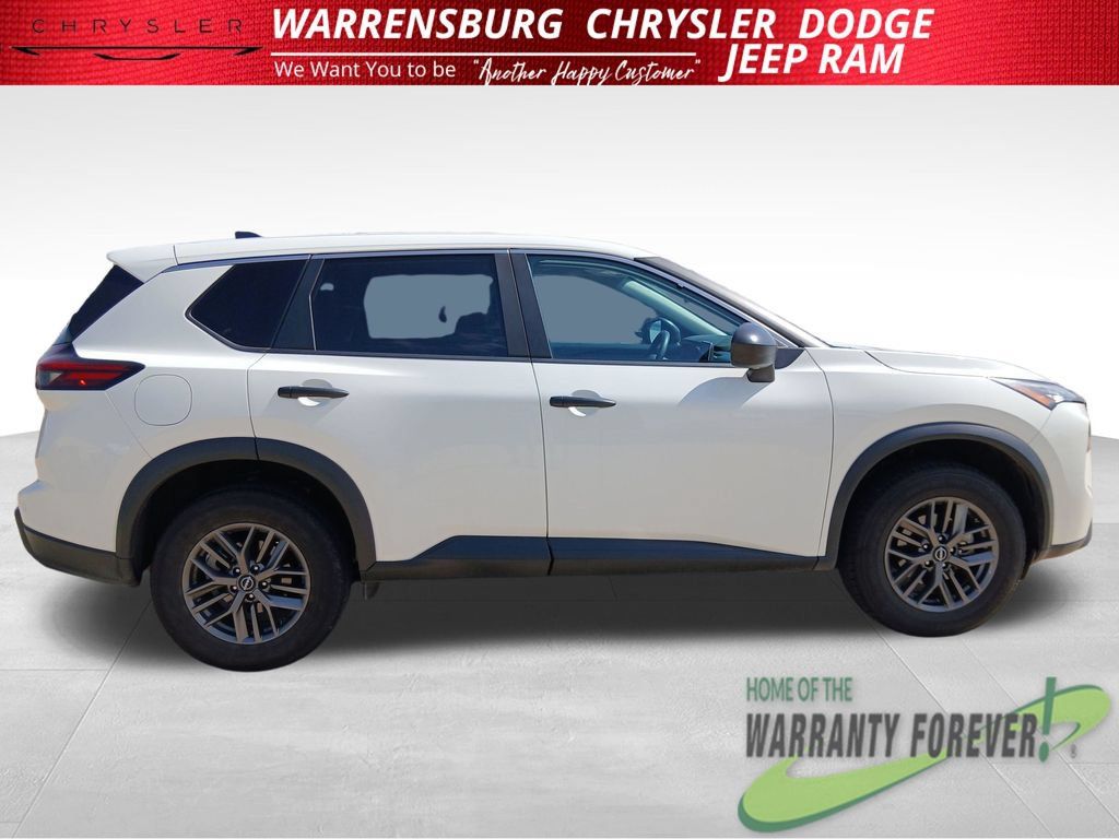 Used 2024 Nissan Rogue S FWD image 3