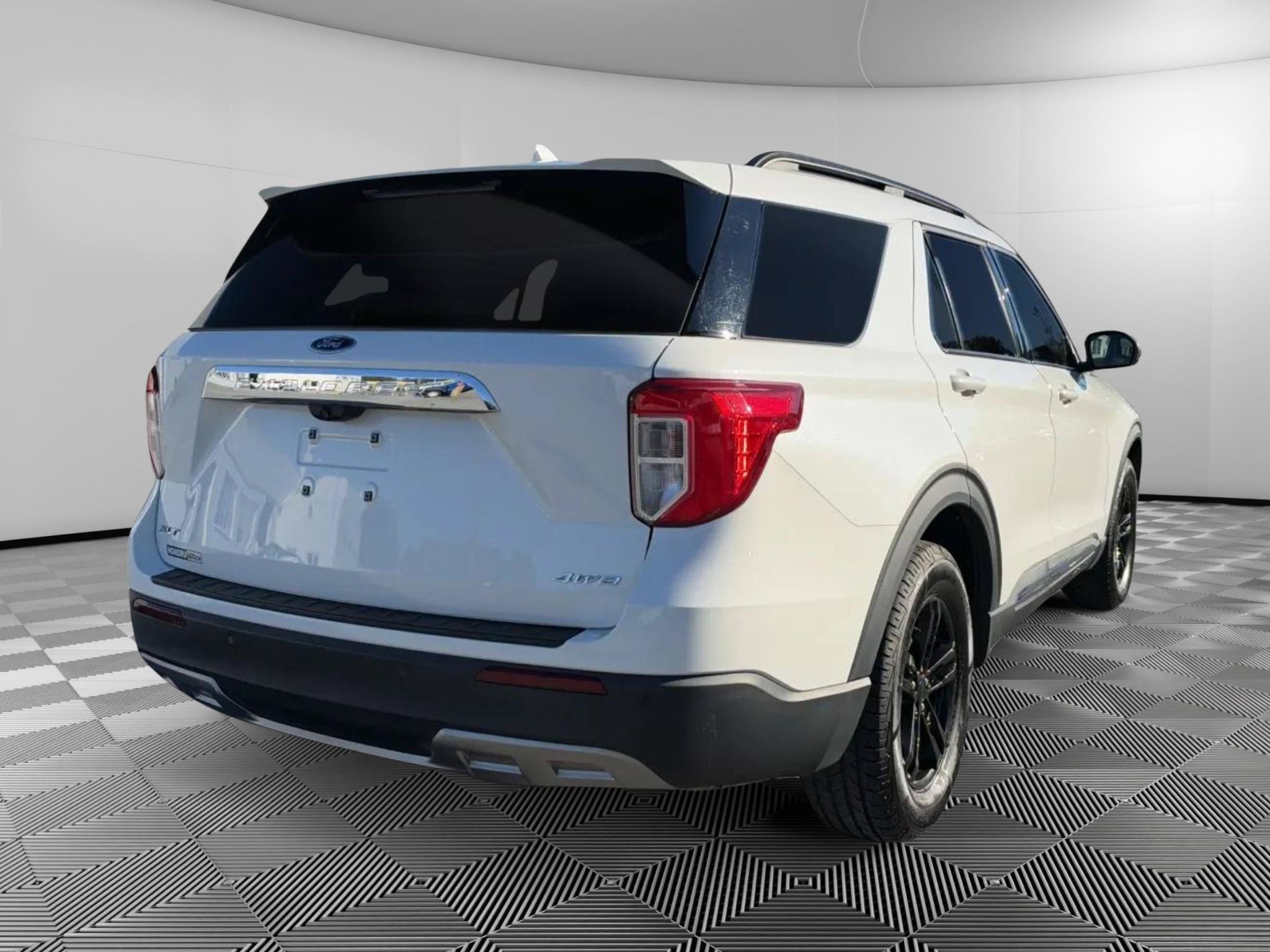 Used 2022 Ford Explorer XLT w/ Equipment Group 202A AWD/4WD image 4