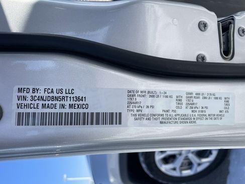 Used 2024 Jeep Compass Latitude image 40