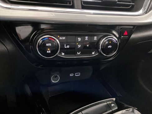 Used 2025 Chevrolet Trax LT w/ LT Convenience Package FWD image 25
