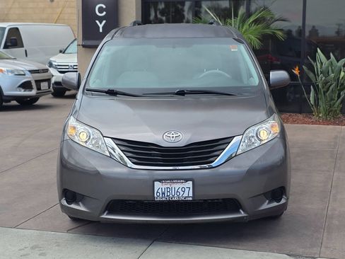 Used 2012 Toyota Sienna LE w/ Preferred Pkg FWD image 4