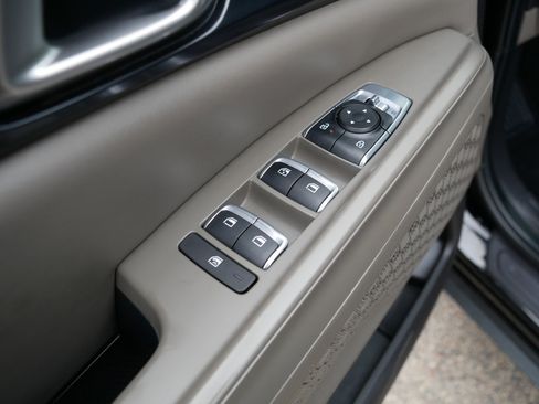 Used 2025 Kia Carnival FWD image 19