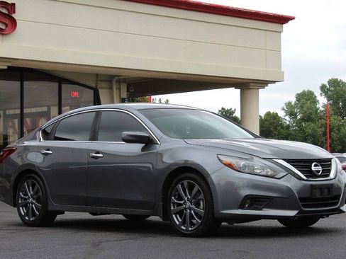 Used 2018 Nissan Altima 2.5 SR w/ SR Special Edition FWD image 2