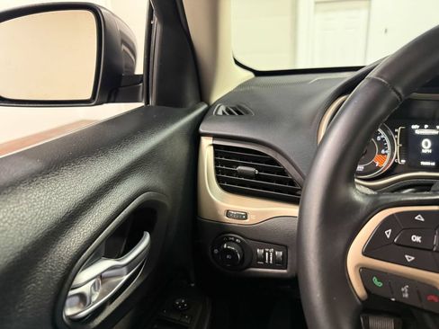 Used 2014 Jeep Cherokee Latitude FWD image 73