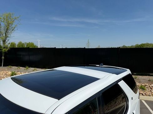 Used 2018 Land Rover Discovery SE image 12