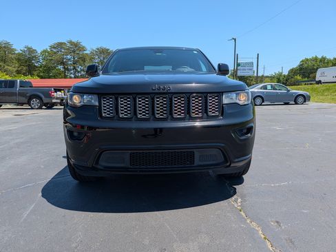 Used 2017 Jeep Grand Cherokee Altitude AWD/4WD image 3
