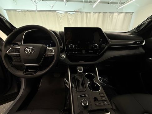 Used 2025 Toyota Highlander XSE image 17