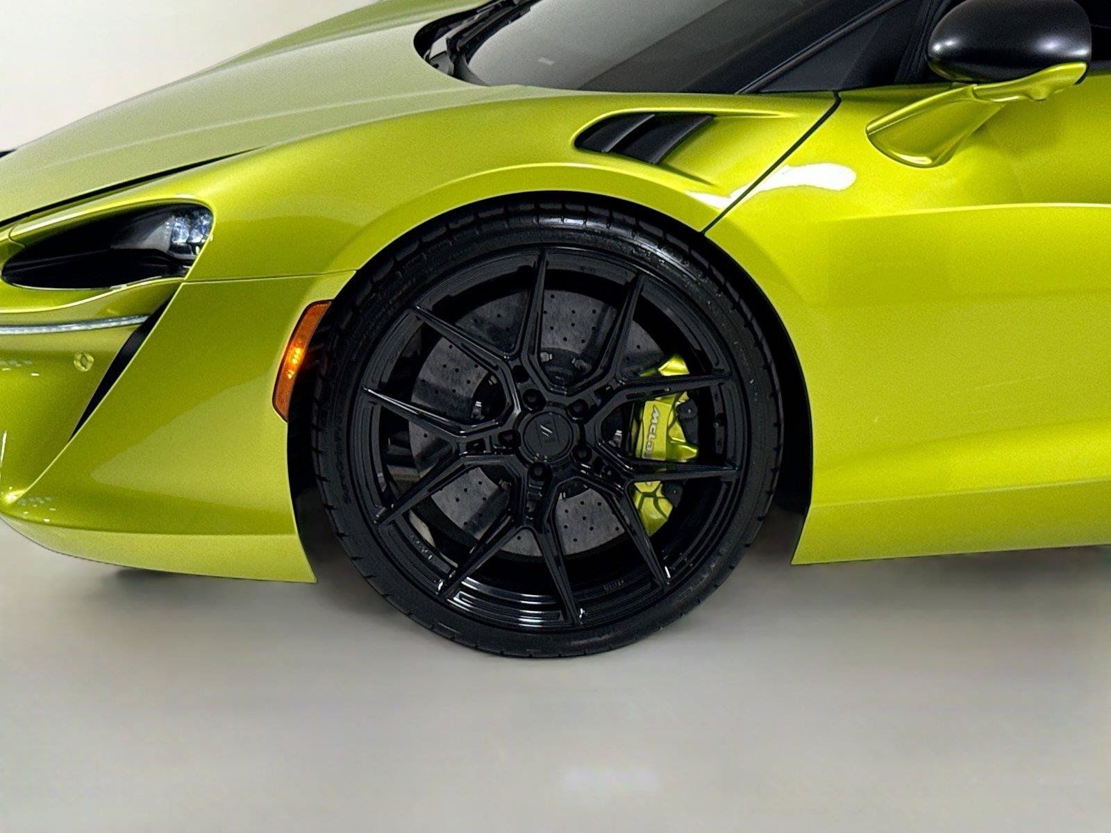 Used 2023 McLaren Artura RWD image 31