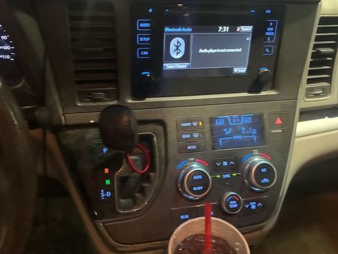 Used 2017 Toyota Sienna L image 3