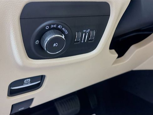 Used 2024 Jeep Grand Cherokee Limited RWD image 10