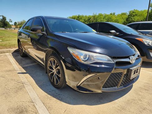 Used 2015 Toyota Camry XSE w/ Moonroof Package FWD image 2