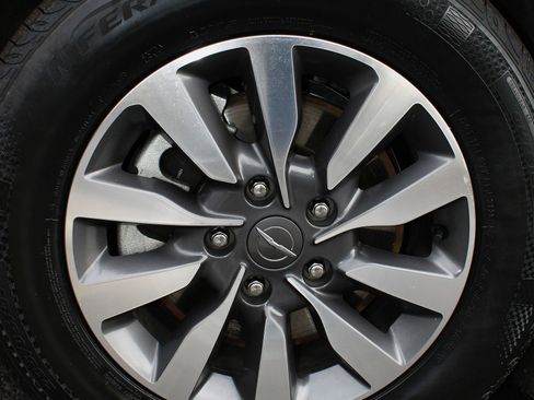 Used 2023 Chrysler Pacifica Touring-L image 11