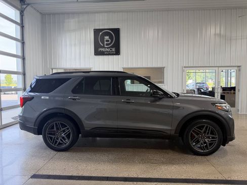 Used 2025 Ford Explorer ST-Line w/ ST-Line Street Pack AWD/4WD image 4