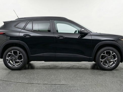 Used 2025 Chevrolet Trax LT image 11