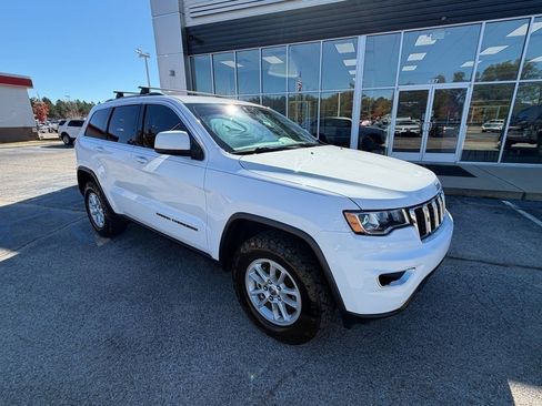 Used 2020 Jeep Grand Cherokee Laredo image 2