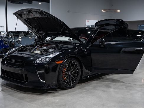 Used 2021 Nissan GT-R Premium AWD/4WD image 32