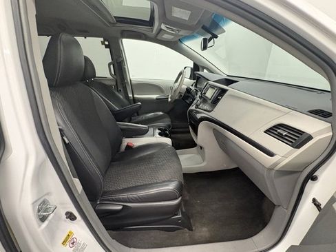 Used 2012 Toyota Sienna SE image 36