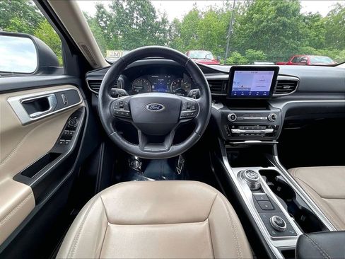 Used 2020 Ford Explorer XLT w/ Equipment Group 202A AWD/4WD image 17