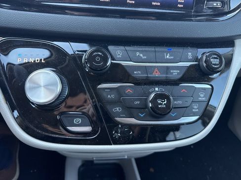 Used 2023 Chrysler Pacifica Touring-L FWD image 19