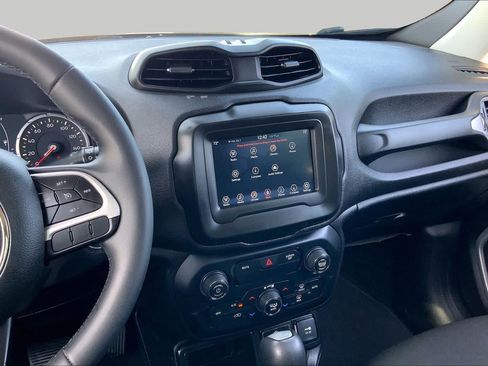 Used 2018 Jeep Renegade Latitude FWD image 6