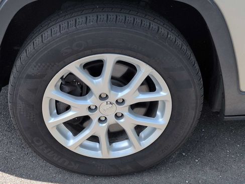 Used 2016 Jeep Cherokee Latitude w/ Cold Weather Group AWD/4WD image 14