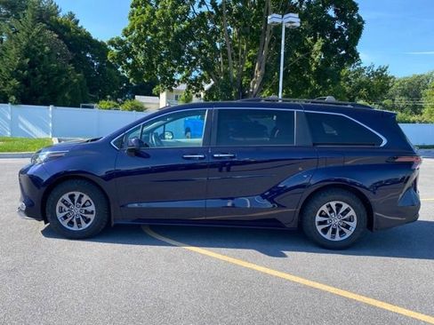 Used 2023 Toyota Sienna XLE FWD image 2