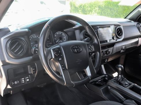 Used 2017 Toyota Tacoma TRD Sport w/ Tow Package (A/T) AWD/4WD image 19