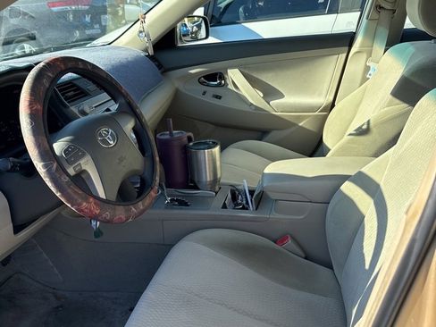 Used 2010 Toyota Camry LE image 7