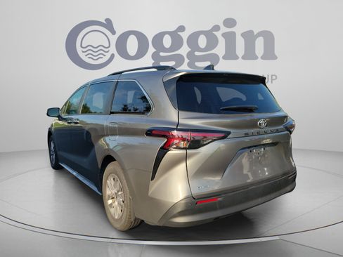 Used 2026 Toyota Sienna XLE FWD image 4