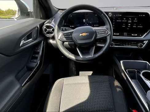 Used 2025 Chevrolet Equinox LT FWD image 8